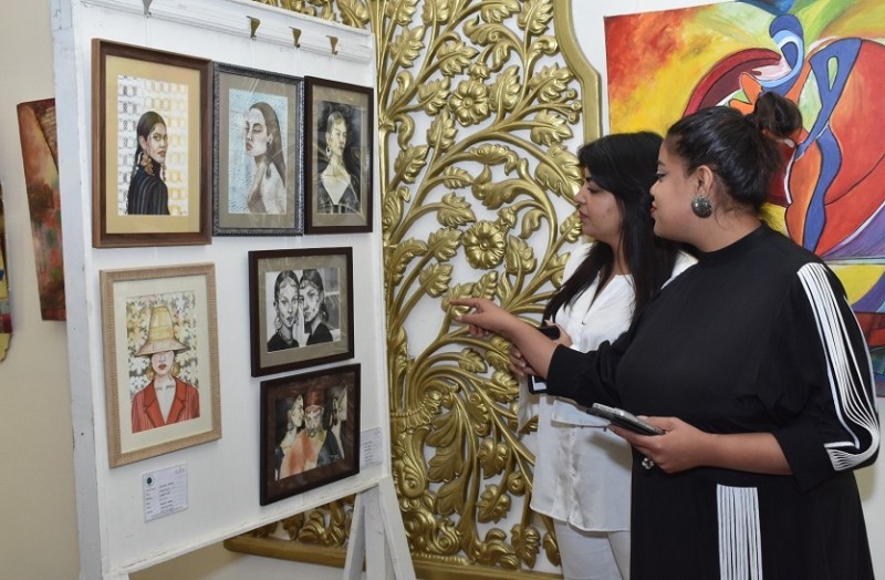 पेंटिंग्स में वन्यजीवों के प्रति प्रेम के साथ नारीवाद का चित्रण