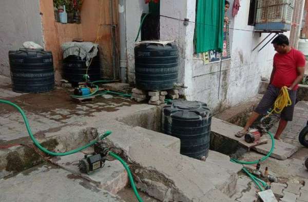 सीसी रोड खोदकर पाइप से भर रहे पानी