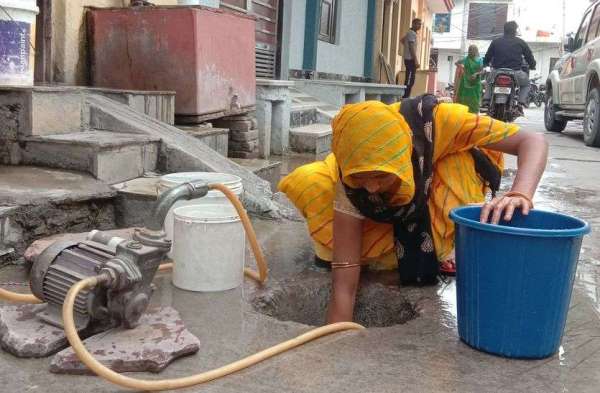 सीसी रोड खोदकर पाइप से भर रहे पानी