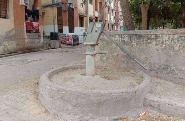 सीसी रोड खोदकर पाइप से भर रहे पानी