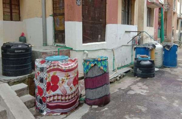 सीसी रोड खोदकर पाइप से भर रहे पानी