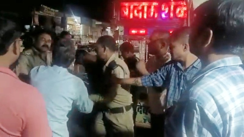 Auraiya : होमगार्ड व दुकानदार के बीच हुई मारपीट, वायरल हुआ वीडियो