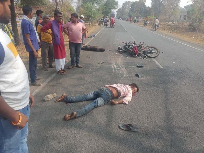 सामने खड़ी ट्रक से टकराए बाइक सवार, दोनों को सर में गंभीर चोट लगने से मौके पर हुई मौत