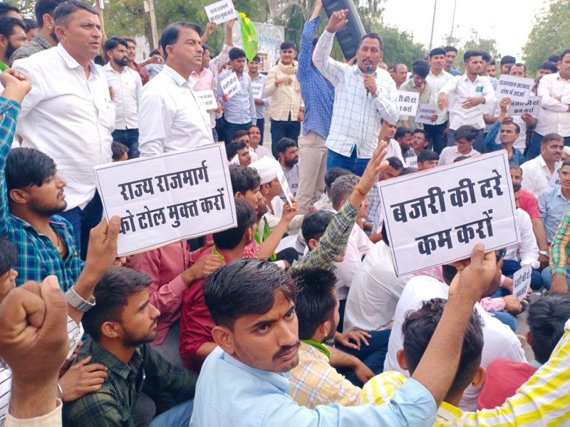 आरएलपी का प्रदर्शन, बजरी की दरें कम और किसानों को खराबे का मिले मुआवजा