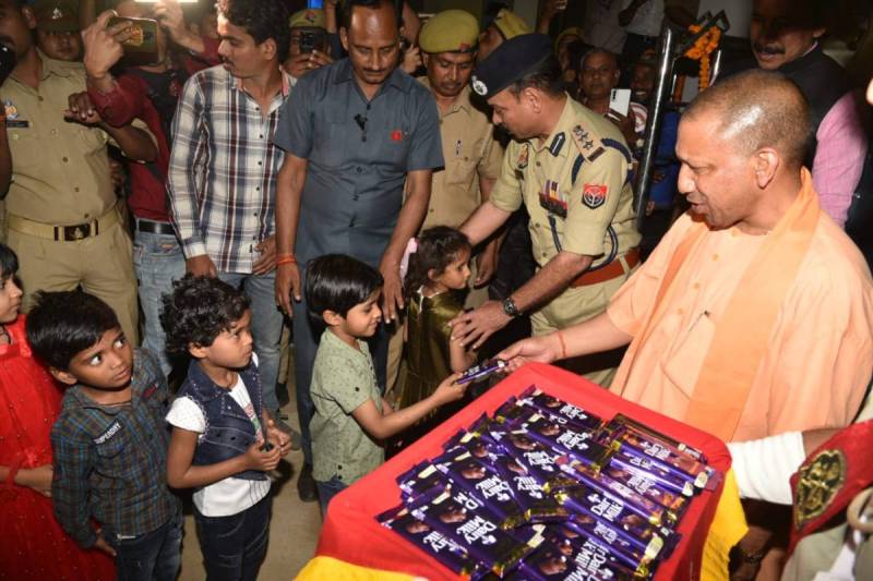 CM Yogi gave chocolate to children in Varanasi