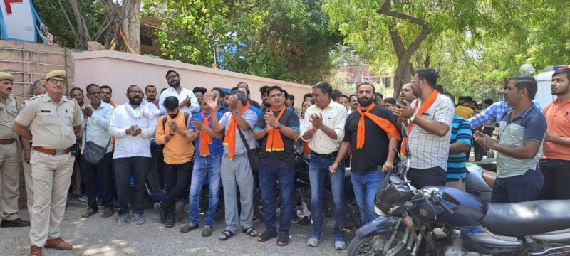 30-30 हजार के बदले धर्म परिवर्तन का आरोप