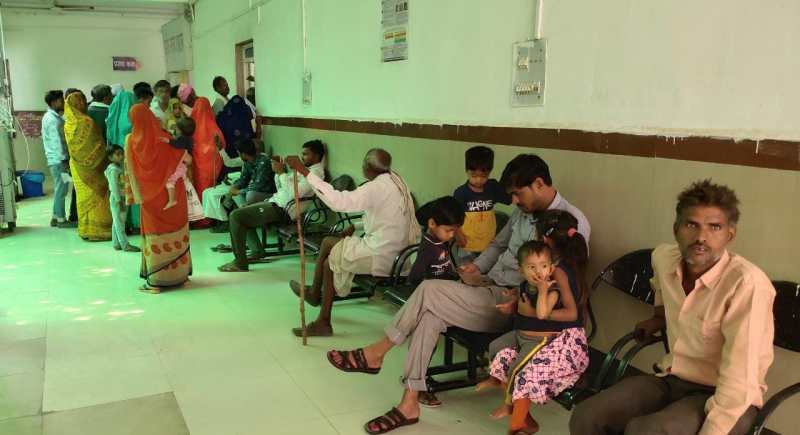 अस्पताल में नहीं आ रहे अनुबंधित चिकित्सक, दो डॉक्टरों के सहारे चल रहा अस्पताल