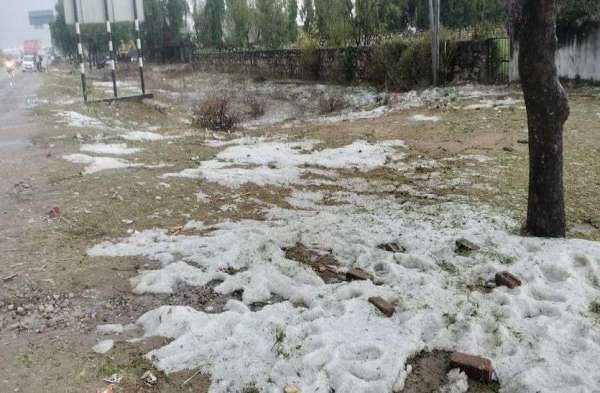 तेज बारिश के साथ ओलावृष्टि