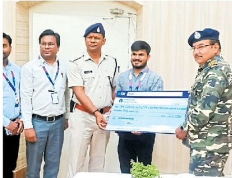 दिवंगत कर्मचारी की पत्नी को 30 लाख का दिया गया चेक