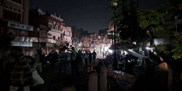 शहर के दशाश्वमेध घाट इलाके में भी लाइट नहीं थी।  गंगा आरती में जाने वाले लोगों को अंधेरे में जाना पड़ा। 