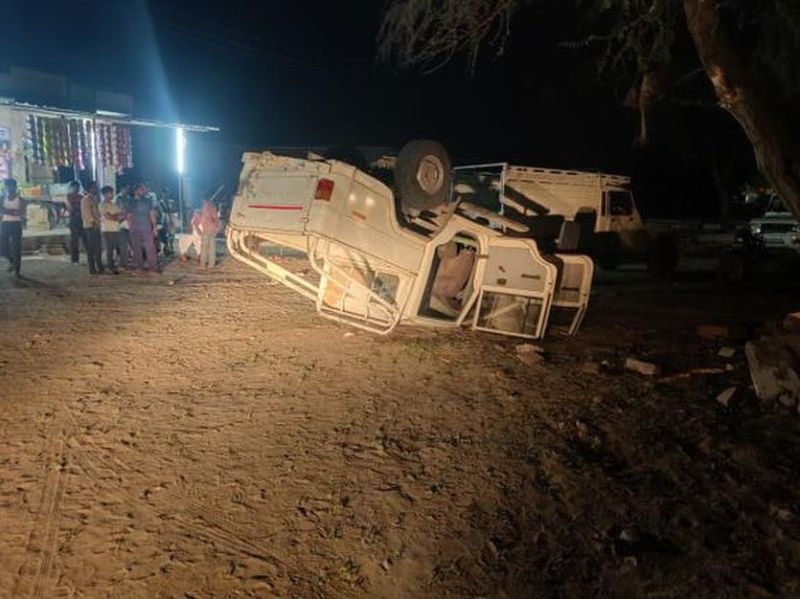 बजरी रॉयल्टी कर्मचारियों की गाडी पेड़ से टकरा कर पलटी, एक की मौत, दो गंभीर घायल