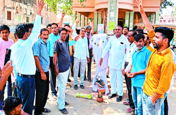 Patrika photo gallery:-  सुजानगढ़ बंद, लोगों ने किया चक्काजाम, इस्तीफों का दौर जारी