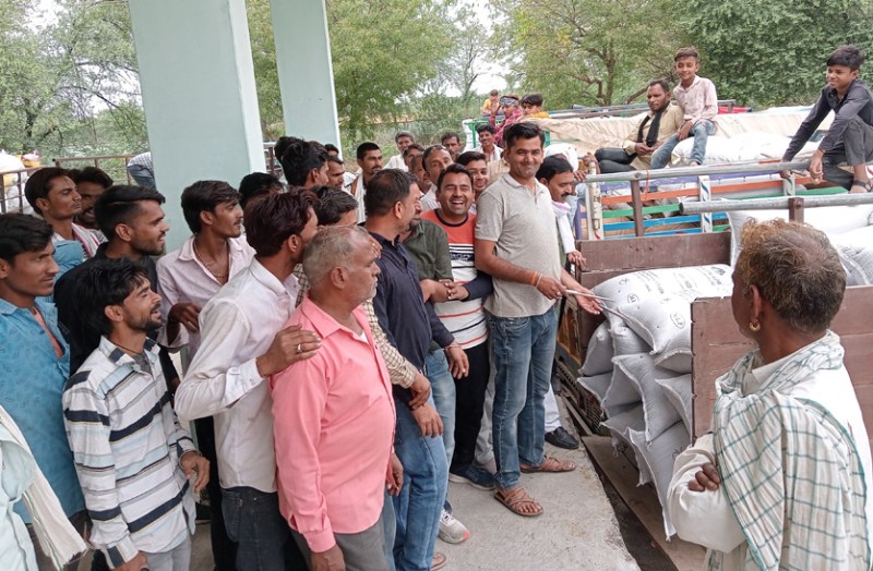 मंडी में अव्यवस्थाओं से परेशान हैं किसान, नहीं मिल पा रहे मजदूर