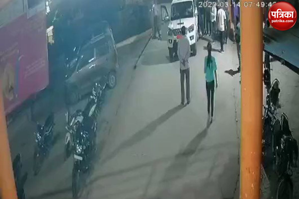 Video: मैनपुरी में दबंगों ने पत्रकार और उसकी बेटी का किया अपहरण, वारदात CCTV में कैद