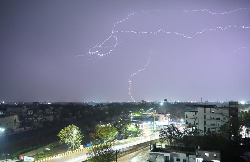 शाम होते ही बदला अचानक मौसम, अंधड़ के साथ झामझम, कई जगह आफत की बारिश