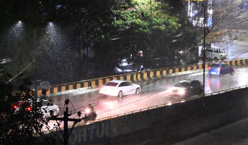 तेज हवा-बारिश से आधे शहर की लाइट बंद, बिजली कर्मियों ने डेढ़ घंटे की मशक्कत के बाद सुधारी