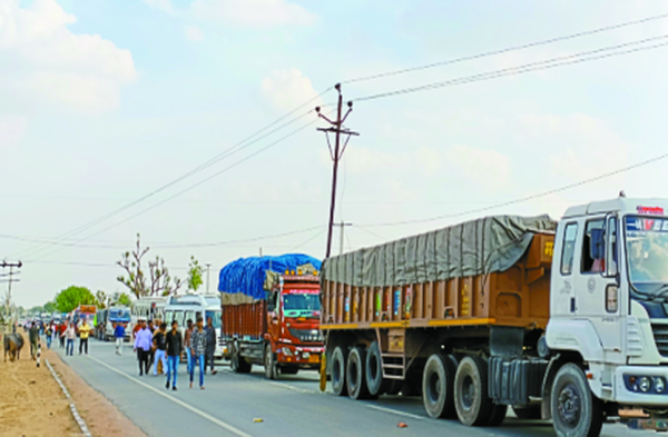 Patrika photo gallery:-  सुजानगढ़ बंद, लोगों ने किया चक्काजाम, इस्तीफों का दौर जारी