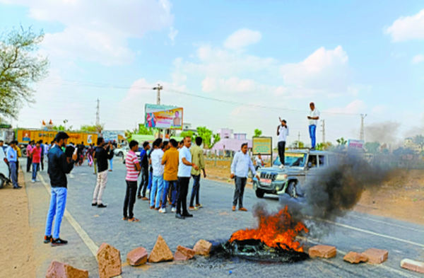 Patrika photo gallery:-  सुजानगढ़ बंद, लोगों ने किया चक्काजाम, इस्तीफों का दौर जारी