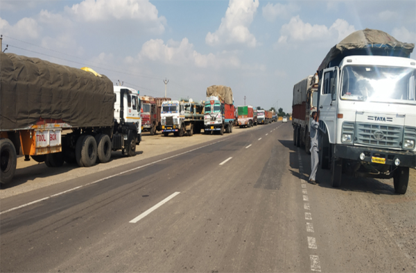 Patrika photo gallery:-  सुजानगढ़ बंद, लोगों ने किया चक्काजाम, इस्तीफों का दौर जारी