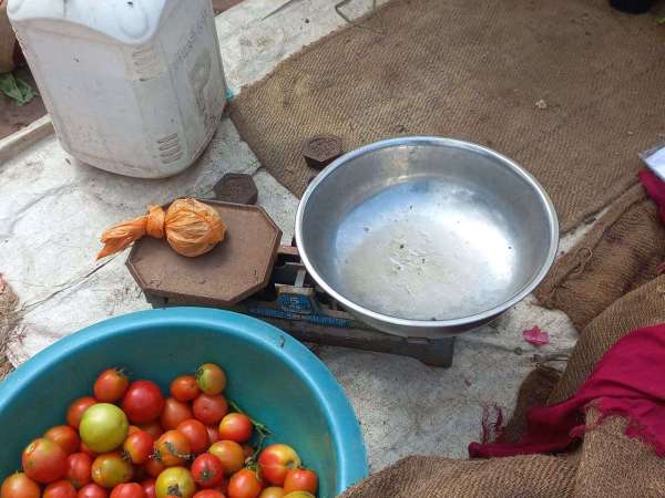 गली-मोहल्लों के साथ सब्जी मंडियों में फुटकर व्यापारी कर रहे पत्थर के बांट का उपयोग, सामान दिया कम