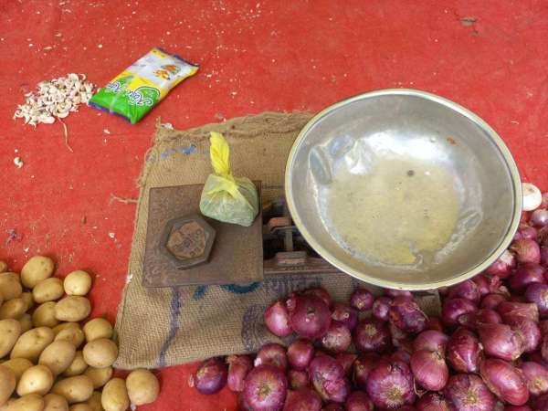 गली-मोहल्लों के साथ सब्जी मंडियों में फुटकर व्यापारी कर रहे पत्थर के बांट का उपयोग, सामान दिया कम