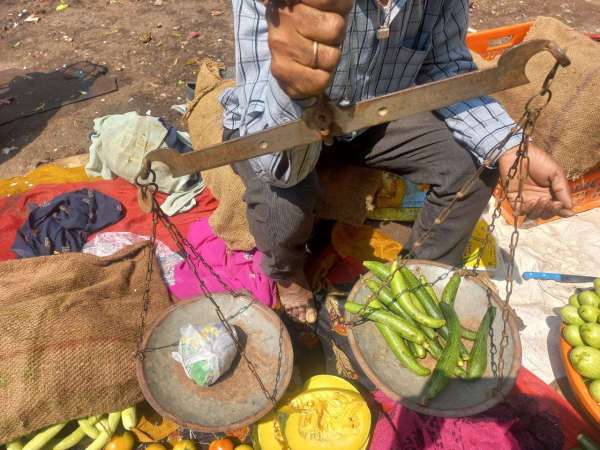 गली-मोहल्लों के साथ सब्जी मंडियों में फुटकर व्यापारी कर रहे पत्थर के बांट का उपयोग, सामान दिया कम