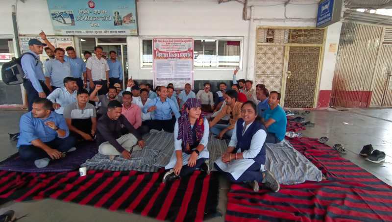 Union demonstrated against the arbitrary orders of the Railway Board