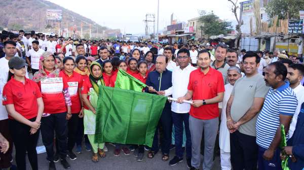 थार महोत्सव की मैराथन में दौड़े युवा