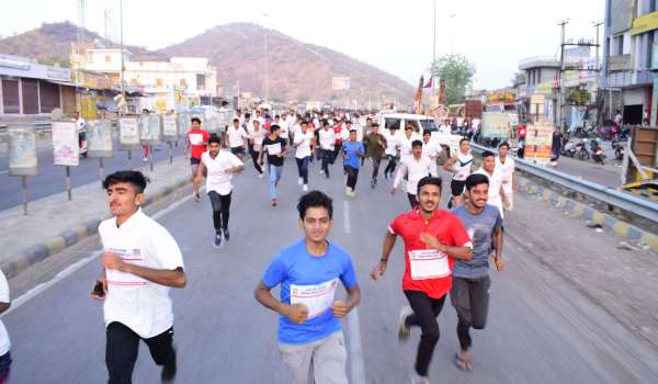 थार महोत्सव की मैराथन में दौड़े युवा