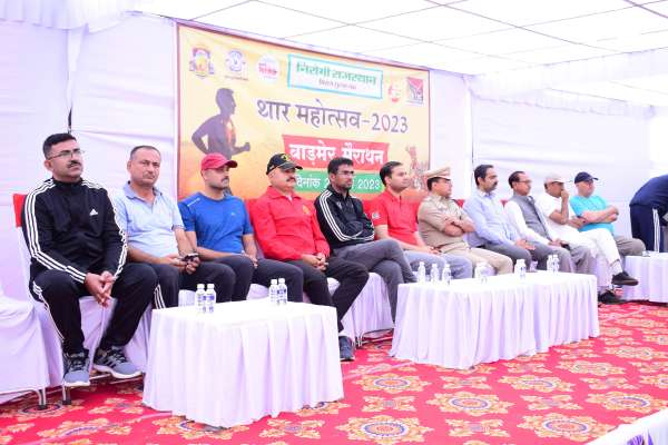 थार महोत्सव की मैराथन में दौड़े युवा