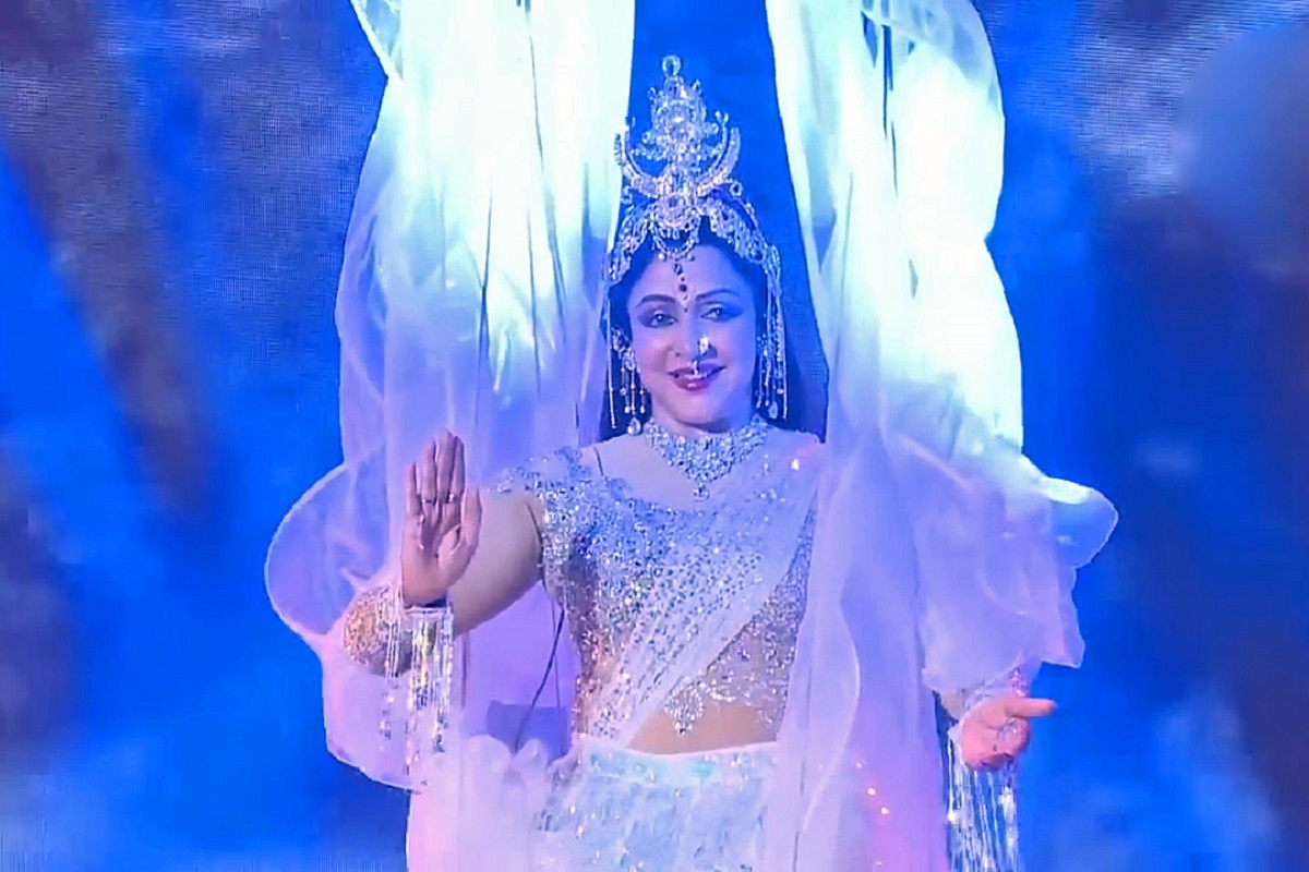 Hema Malini amazes netizens with her 'Ganga' ballet dance