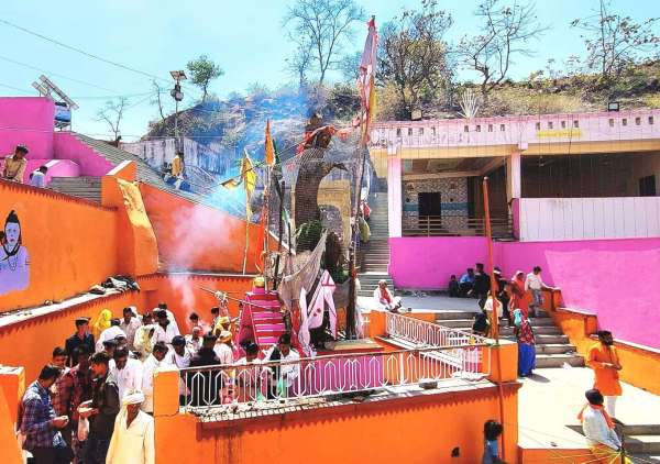 बांसवाड़ा.बड़ोदिया. धाम पर स्तिथ पवित्र आम्रकुंज की परिक्रमा करते श्रद्धालु।