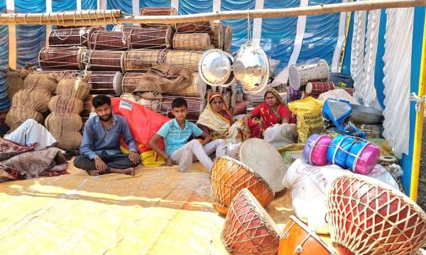 बांसवाड़ा.बड़ोदिया. मेले में लगी ढोलक की दुकान।