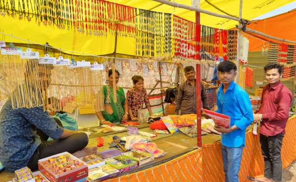 बांसवाड़ा.बड़ोदिया. मेले में खरीददारी करते ग्रामीण।