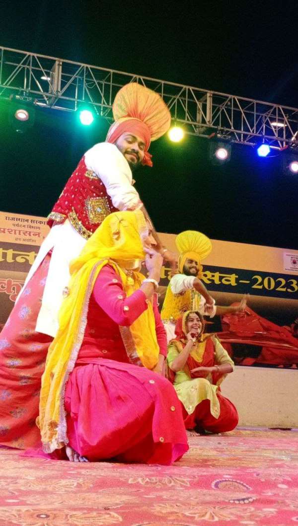 महाबार के धोरों पर रंगारंग कार्यक्रम से थार महोत्सव का समापन
