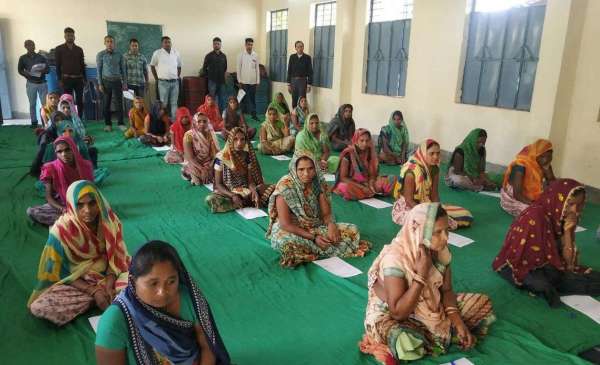 राउमावि सागवाडि़या में मूल्यांकन के लिए पहुंचे निरक्षर।