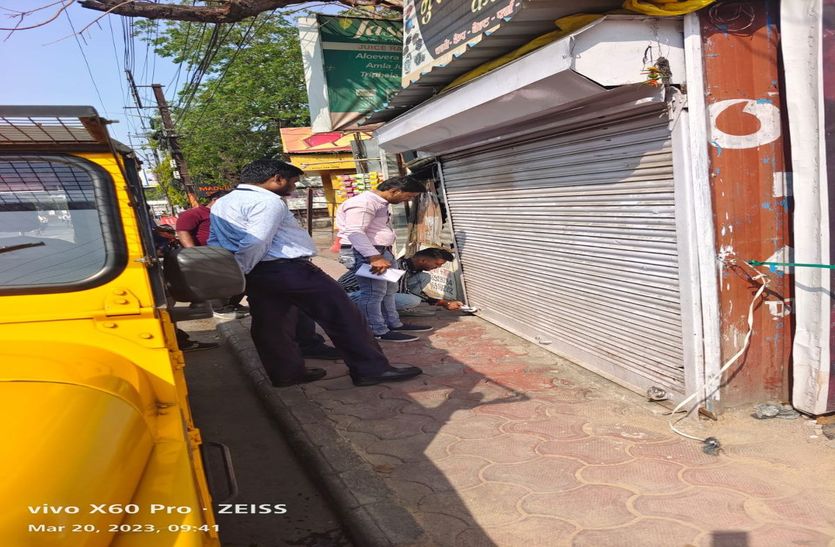 Indore News : बकाया टैक्स न देने पर नगर निगम 67 दुकानों पर लगाए ताले