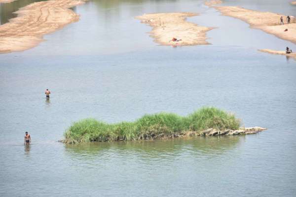 नर्मदा का जलस्तर घटा, दिखने लगे टापू