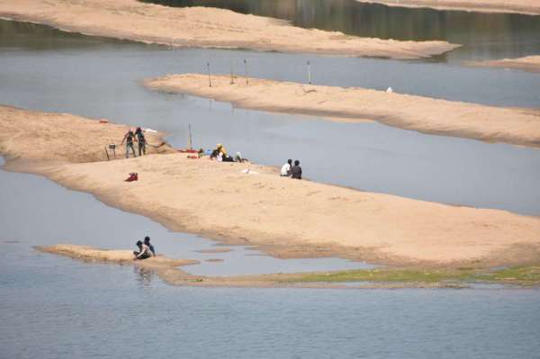 नर्मदा का जलस्तर घटा, दिखने लगे टापू