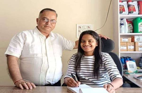 Daughter @ Work: पापा की कुर्सी पर बैठ फुली नहीं समाई परी