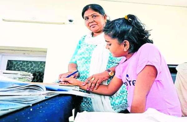 Daughter @ Work: पापा की कुर्सी पर बैठ फुली नहीं समाई परी