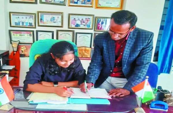 Daughter @ Work: पापा की कुर्सी पर बैठ फुली नहीं समाई परी