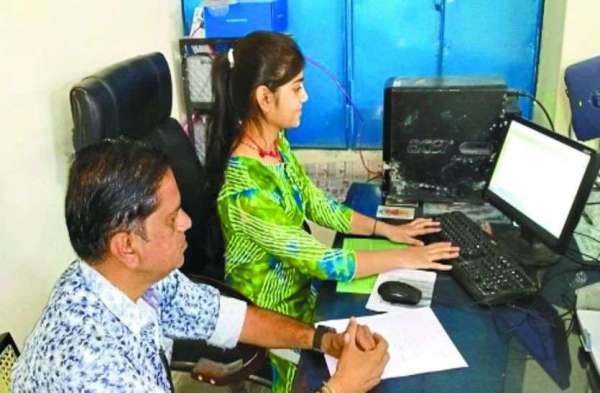 Daughter @ Work: पापा की कुर्सी पर बैठ फुली नहीं समाई परी