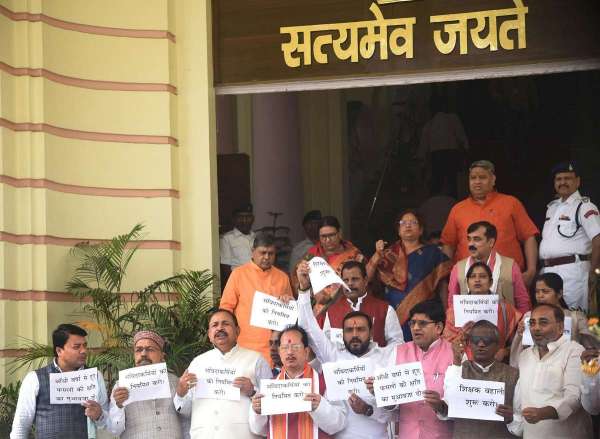 भाजपा नेता प्रतिपक्ष विजय कुमार सिन्हा मंगलवार को पटना में राज्य विधानसभा के बजट सत्र के दौरान पार्टी विधायकों के साथ बिहार सरकार के खिलाफ विरोध प्रदर्शन करते हुए।