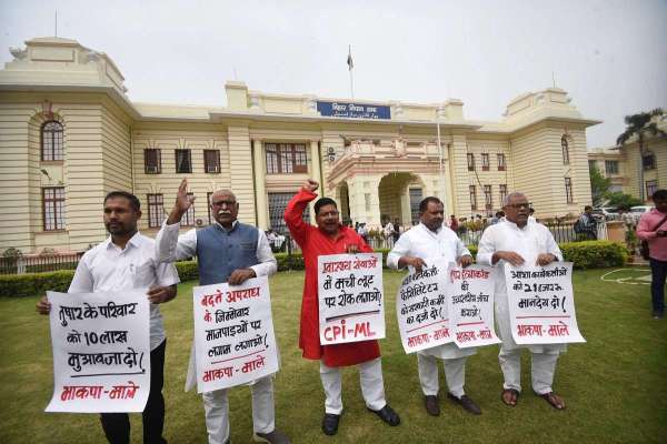 भारतीय कम्युनिस्ट पार्टी (एमएल) के विधायक मंगलवार को पटना में राज्य विधानसभा के बजट सत्र के दौरान बिहार सरकार के खिलाफ विरोध प्रदर्शन करते हुए।