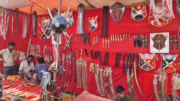 मेला स्थल पर लगी दुकान।