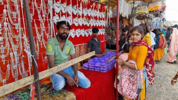 दुकान पर खरीदारी करती युवती।