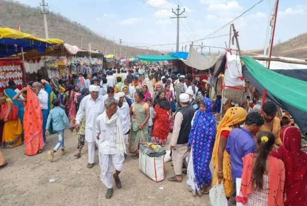मेला स्थल पर खरीदारी के लिए पहुंचे ग्रामीण।