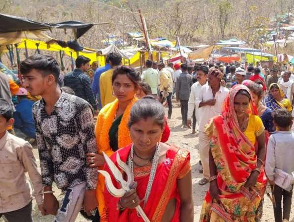 मेला स्थल पर खरीदारी के लिए पहुंचे ग्रामीण।