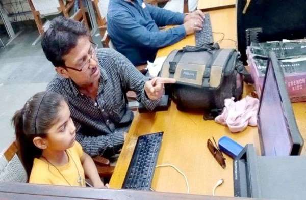 Daughter @ Work: पापा की कुर्सी पर बैठ फुली नहीं समाई परी